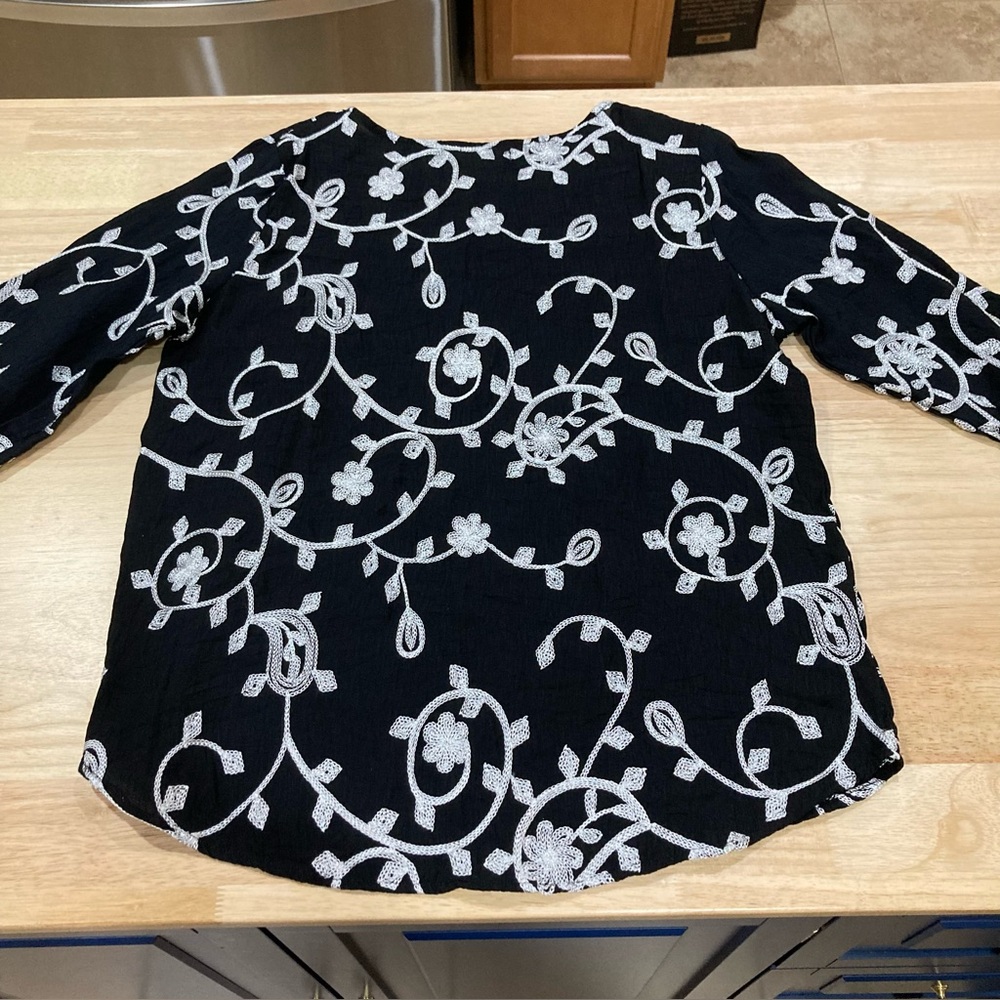 Kindred Women’s Black with Silvery, Sparkly Embroidered Boho Pattern Top Size L
